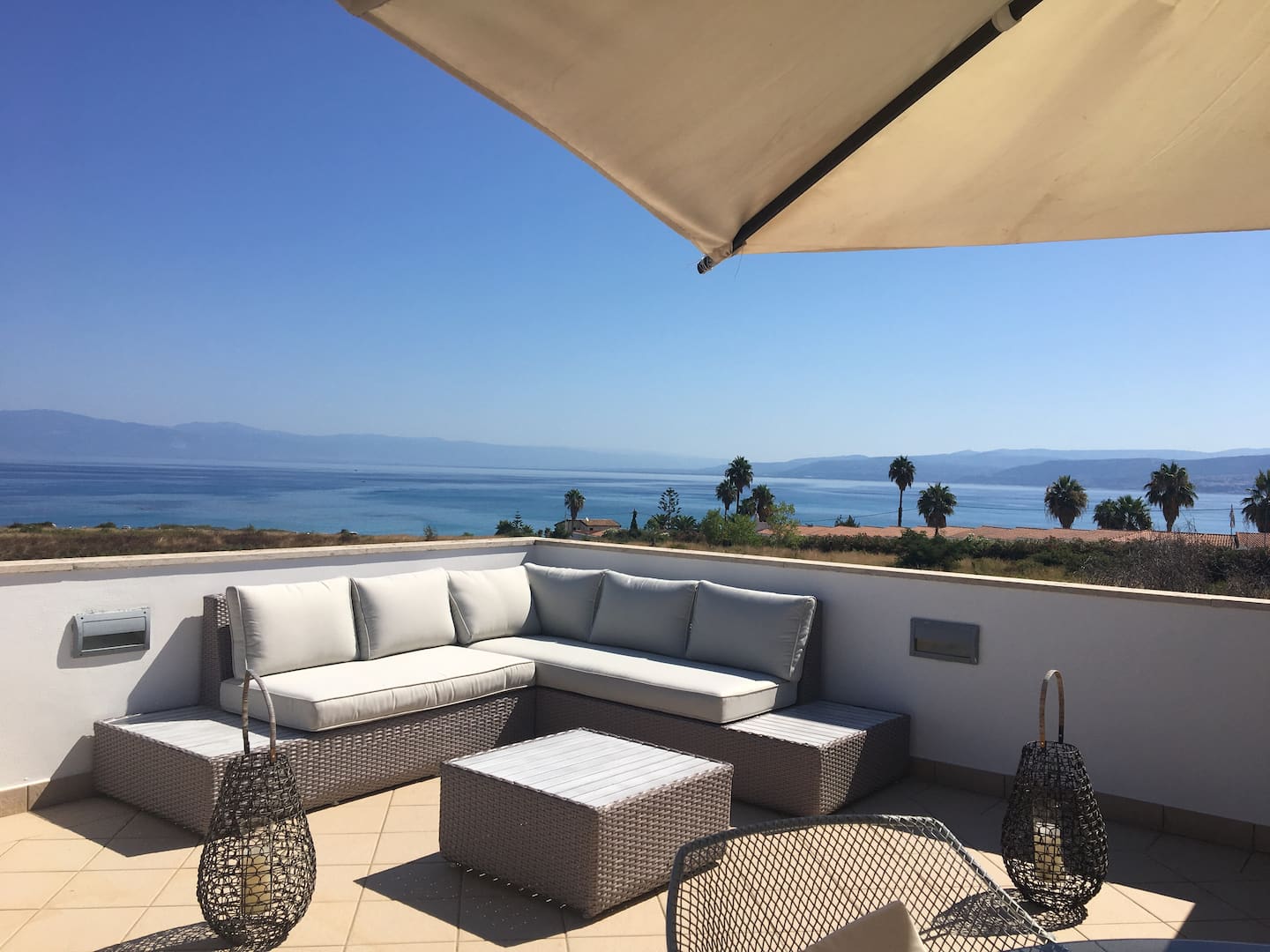 Terrazza dell’attico Gocce di Mare con vista sul mare
