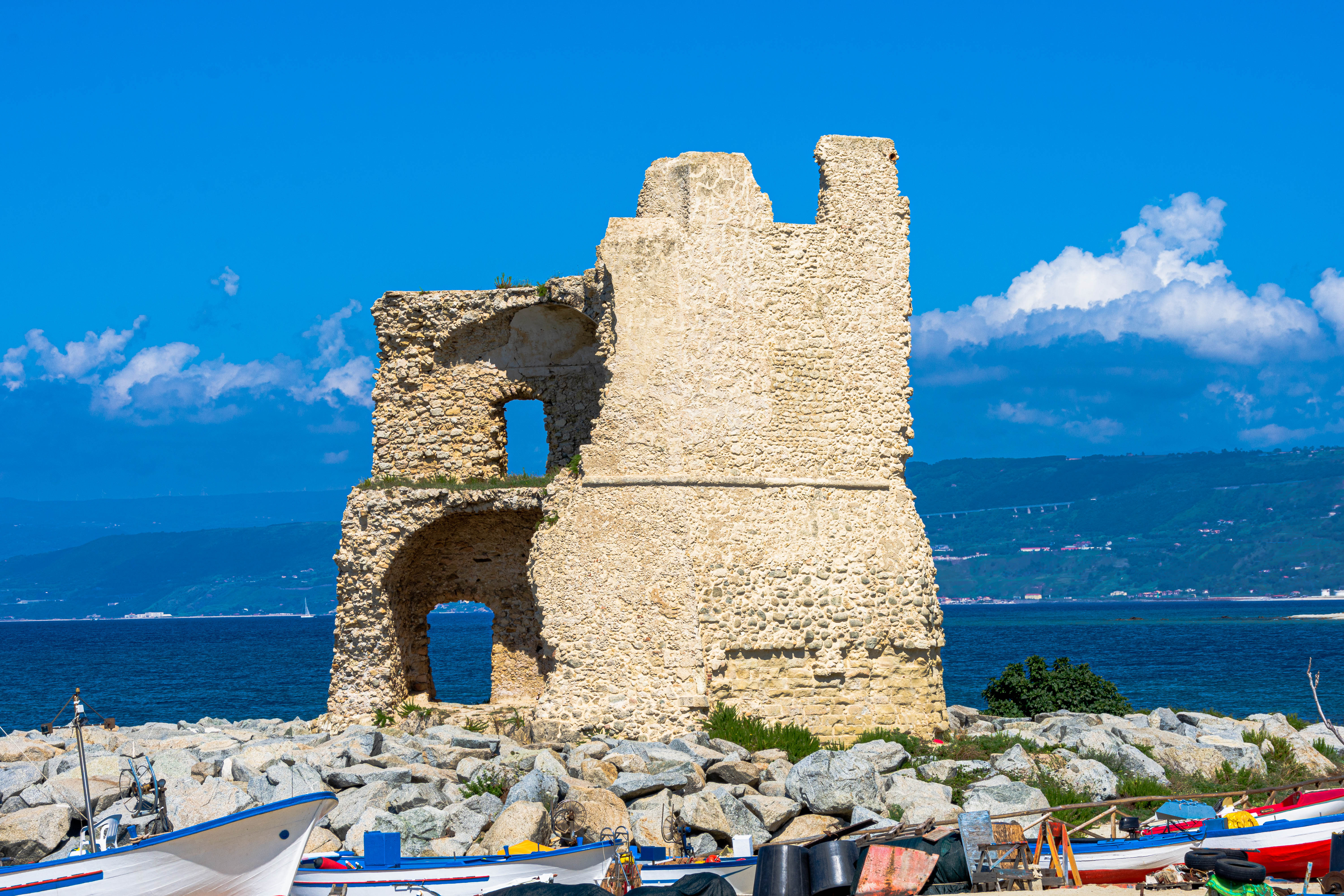 La torre della Rocchetta sul mare di Briatico
